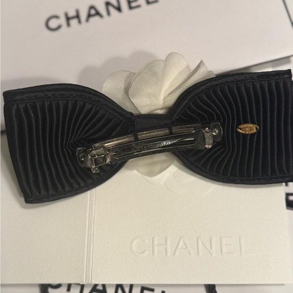 CHANEL Black and White Camellia Hair Accessories - Picture 5 of 6